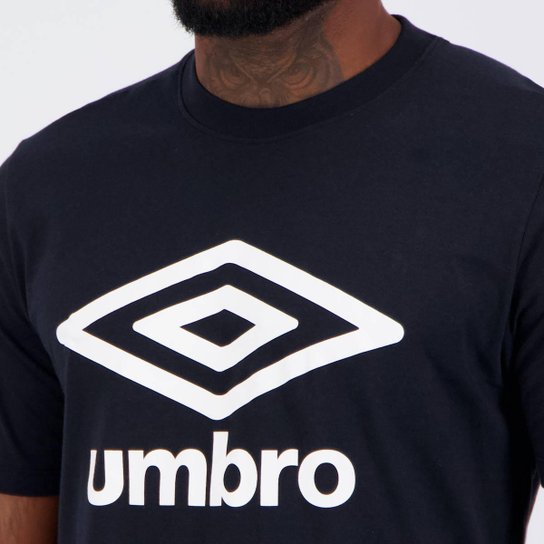 Camiseta Umbro Essential Logo Preta