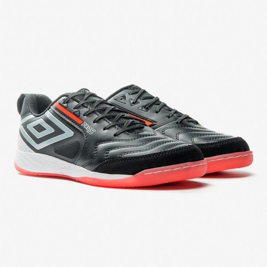 Chuteira Futsal Umbro Pro 5 Bump em Couro Preta/Prata/Coral