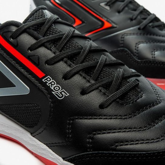 Chuteira Futsal Umbro Pro 5 Bump em Couro Preta/Prata/Coral