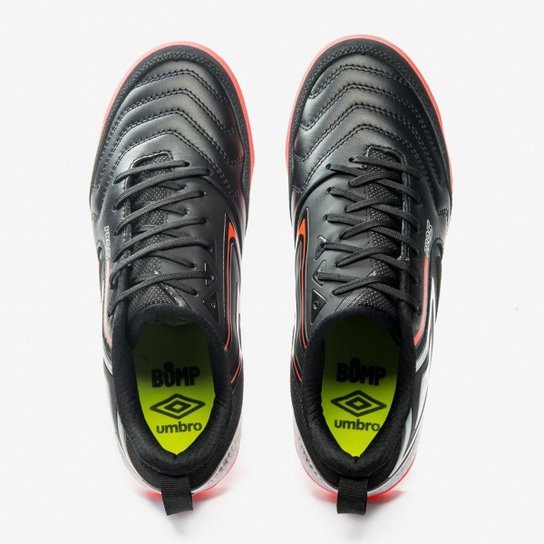 Chuteira Futsal Umbro Pro 5 Bump em Couro Preta/Prata/Coral