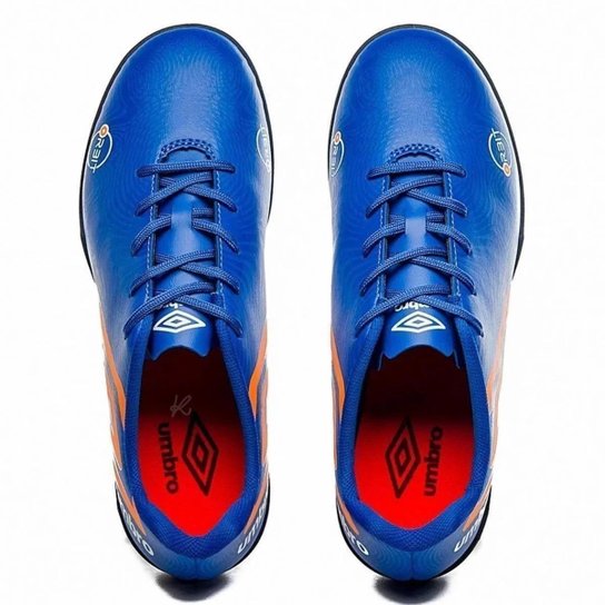 Chuteira Society Umbro Orbit 36 Infantil - Azul e Laranja