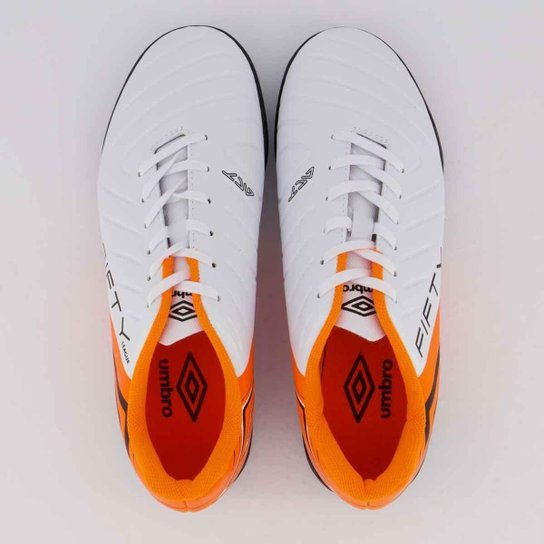 Chuteira Umbro Fifty VI League Society Branca e Laranja