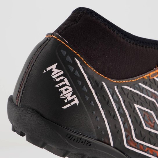 Chuteira Umbro Mutant Society Juvenil Preto e Laranja
