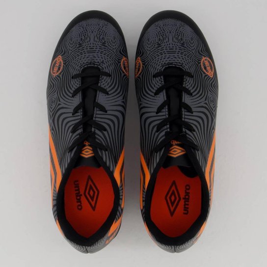 Chuteira Umbro Orbit Campo Preta e Laranja