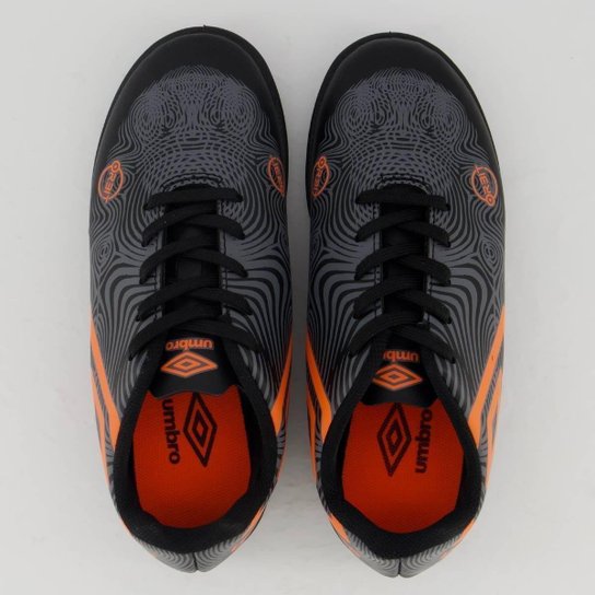 Chuteira Umbro Orbit Society Juvenil Preta e Laranja