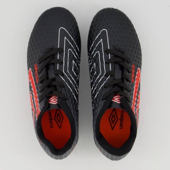 Chuteira Umbro Warskin Campo Juvenil Cinza Preta e Vermelha